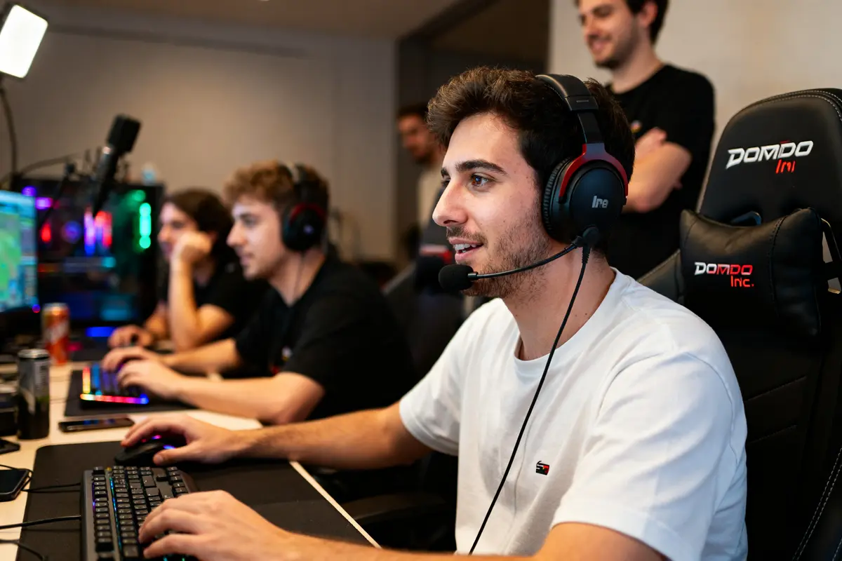 Jeune homme à casquette jouant sur ordinateur avec casque Domingo dans studio gaming