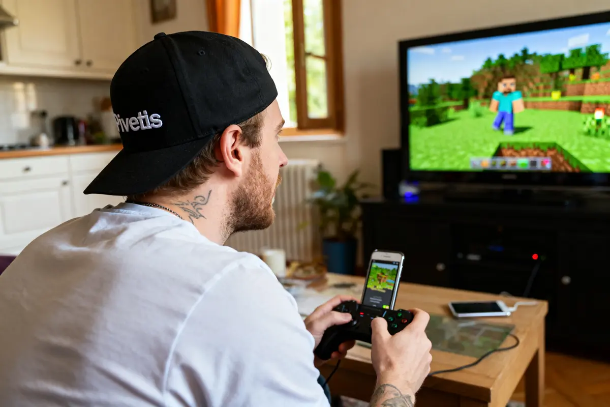 Jeune homme jouant à Minecraft dans son salon, inspiré par PewDiePie