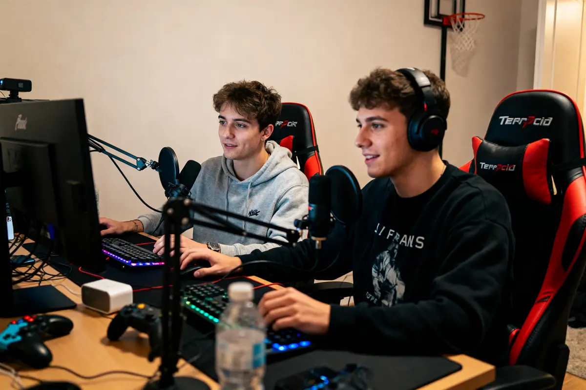 Deux personnes jouent devant des ordinateurs au Wankil Studio pour une diffusion en ligne