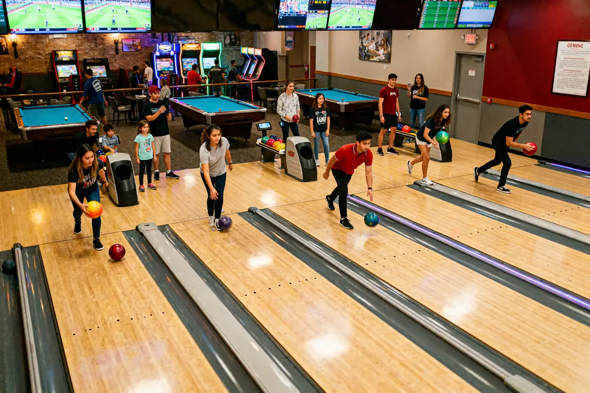 Personnes jouant au bowling à Bayeux avec billards et jeux d'arcade en arrière-plan