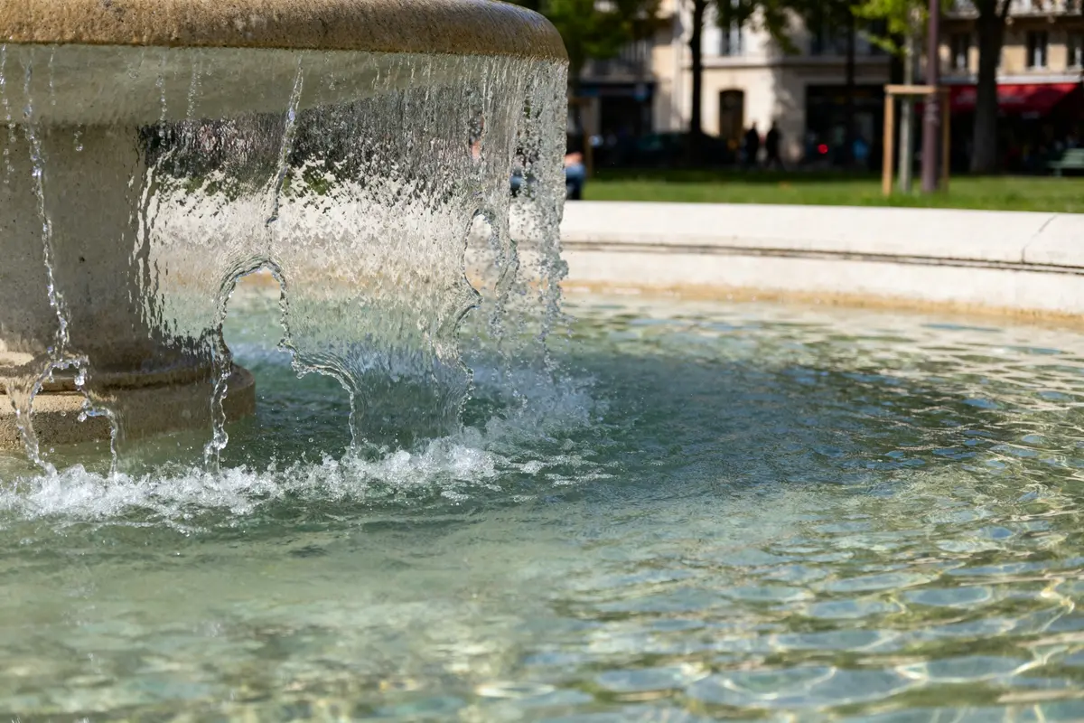 Eau s'écoulant d'une fontaine en pierre, typique des fontana fontana urbaines élégantes.