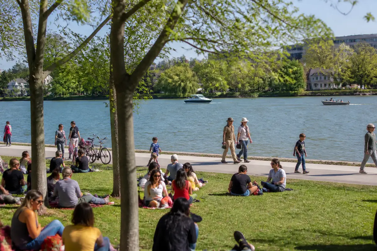 Un dimanche après-midi à l’île de la Grande Jatte : Analyse